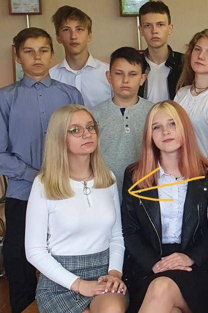 Опишите эту девочку на английском языке. (Внешка) Одежда не надо!